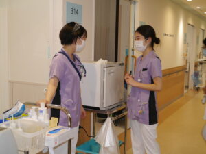 午前中の清拭、検温を行います